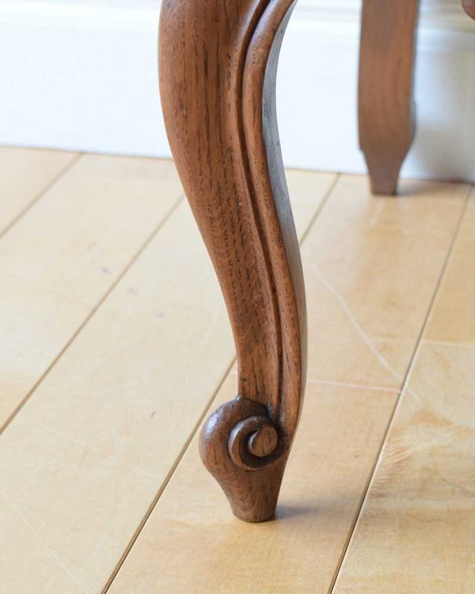 ビューロー アンティーク家具 フランスらしい優雅さがたっぷり詰まったアンティークのビューロー。女性1人でラクラ運べちゃうんですHandleのアンティークは、脚の裏にフェルトキーパーをお付けしています。(j-2295-f)