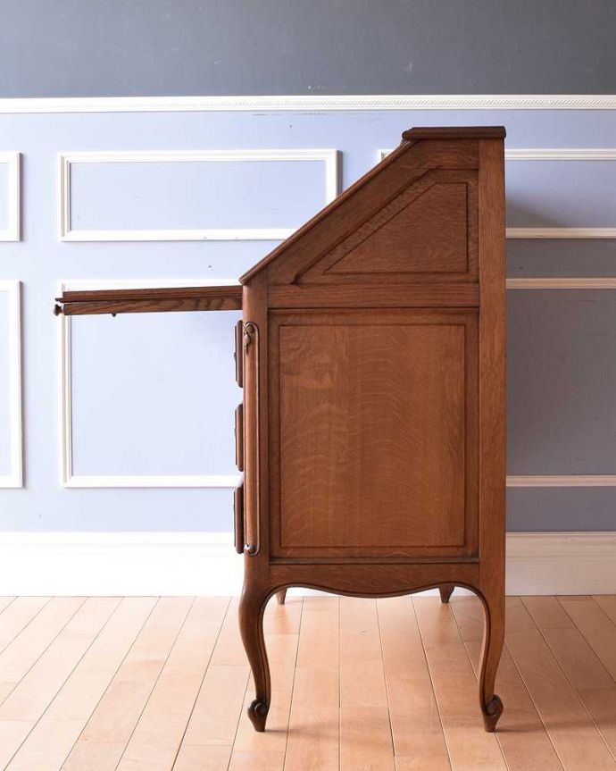 ビューロー アンティーク家具 フランスらしい優雅さがたっぷり詰まったアンティークのビューロー。横から見ても素敵なんですもちろん横顔もフランス家具らしい美しさ。(j-2295-f)