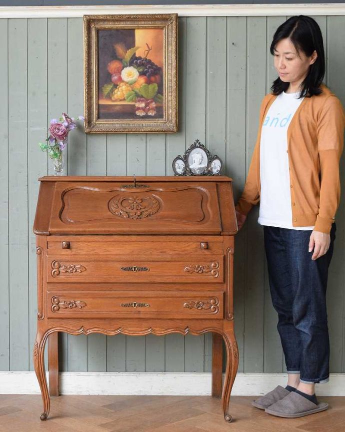 ビューロー　アンティーク家具　フランスで見つけた、彫刻も華やかなアンティークビューロー（デスク）。優雅な気分が過ごせる大人のビューローフランスらしく美しい彫り。(j-2296-f)