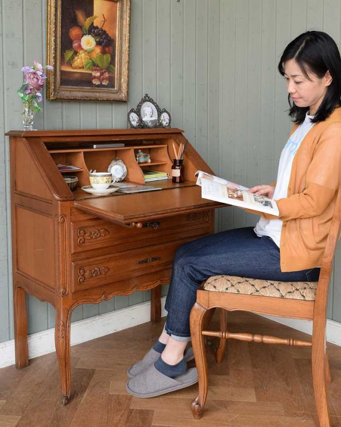 ビューロー　アンティーク家具　フランスで見つけた、彫刻も華やかなアンティークビューロー（デスク）。あっという間に大人のデスク扉を前に倒すとデスクが登場。(j-2296-f)