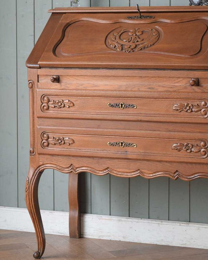 ビューロー　アンティーク家具　フランスで見つけた、彫刻も華やかなアンティークビューロー（デスク）。フランスらしい彫りの美しさにうっとりやっぱり自慢は惚れ惚れしちゃう彫り。(j-2296-f)