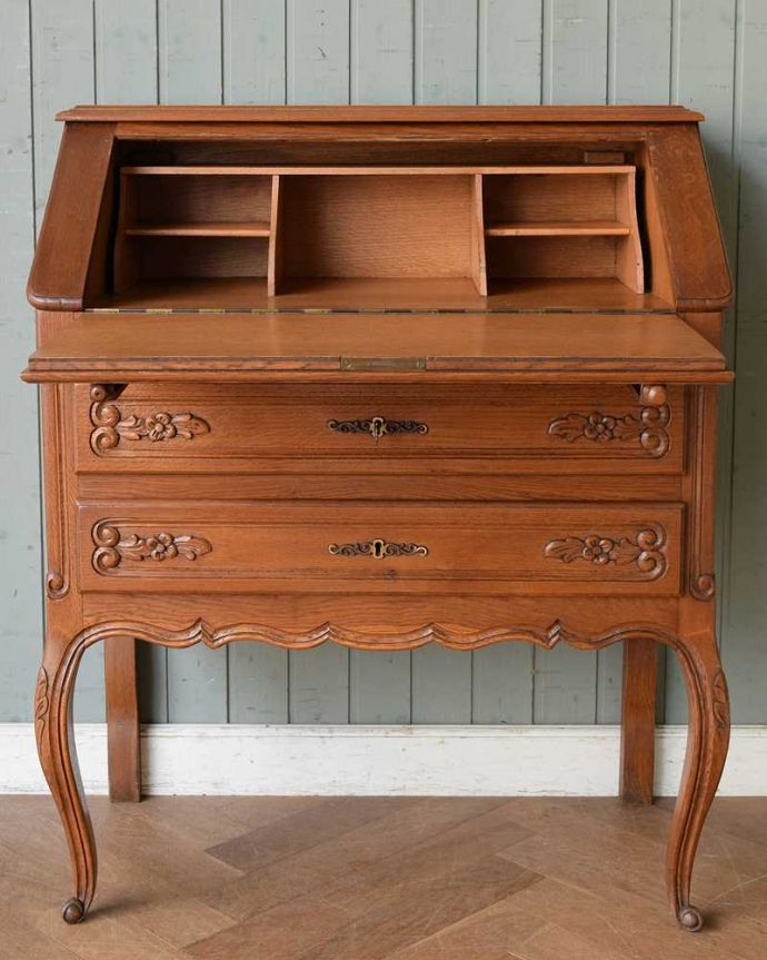 ビューロー　アンティーク家具　フランスで見つけた、彫刻も華やかなアンティークビューロー（デスク）。お片付け上手になっちゃう仕切り細々としたものがキレイに収納できるように細かく仕切られているので、いろんなものをスッキリ片付けられます。(j-2296-f)