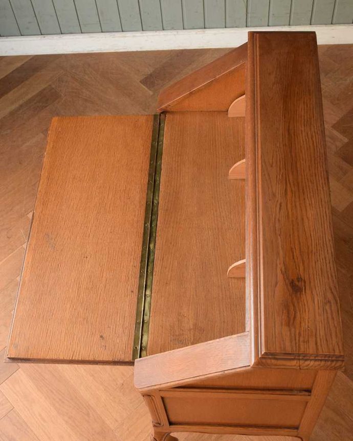 ビューロー　アンティーク家具　フランスで見つけた、彫刻も華やかなアンティークビューロー（デスク）。デスクの天板もキレイです気になるデスクの天板も専門の職人がキレイに仕上げました。(j-2296-f)