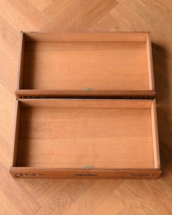 ビューロー　アンティーク家具　フランスで見つけた、彫刻も華やかなアンティークビューロー（デスク）。引き出しの中も･･･もちろん引き出しの中もキレイに仕上げました。(j-2296-f)