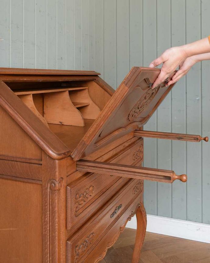 ビューロー　アンティーク家具　フランスで見つけた、彫刻も華やかなアンティークビューロー（デスク）。あっという間にデスクが登場フラップ扉を前に倒すだけで、あっという間にデスクになります。(j-2296-f)