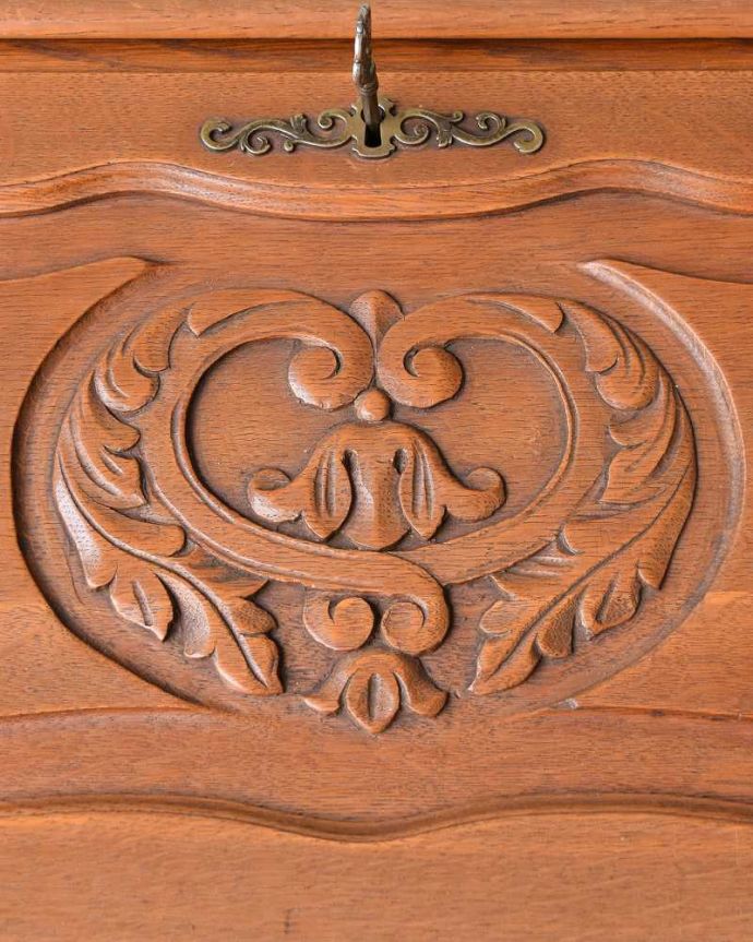 ビューロー　アンティーク家具　フランスで見つけた、彫刻も華やかなアンティークビューロー（デスク）。惚れ惚れしちゃう美しさこんなに堅い無垢材に一体どうやって彫ったんだろう？と不思議になるくらい細かい彫にうっとりです。(j-2296-f)