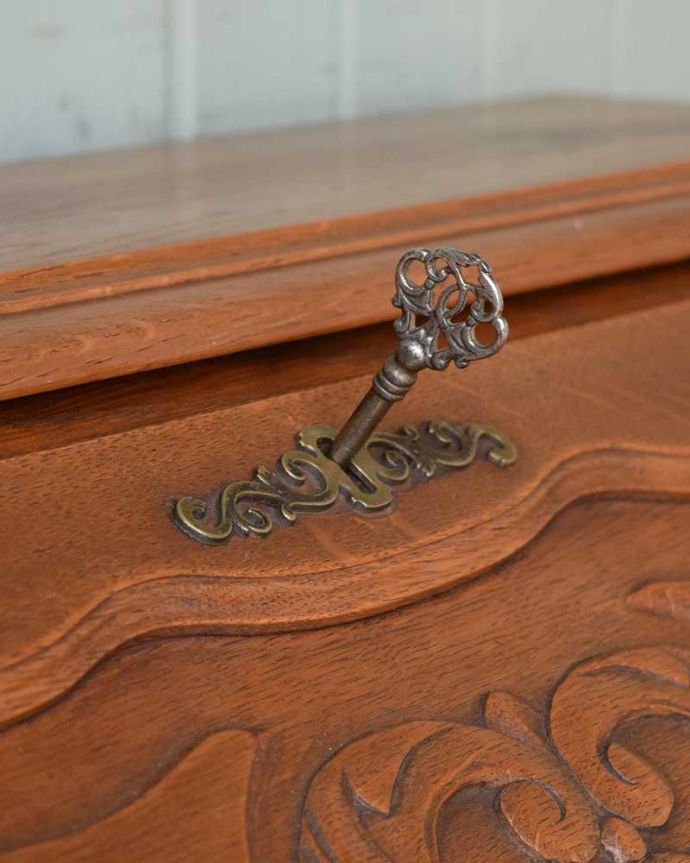 ビューロー　アンティーク家具　フランスで見つけた、彫刻も華やかなアンティークビューロー（デスク）。鍵を使って開けてみましょうアンティークの鍵が付いています。(j-2296-f)