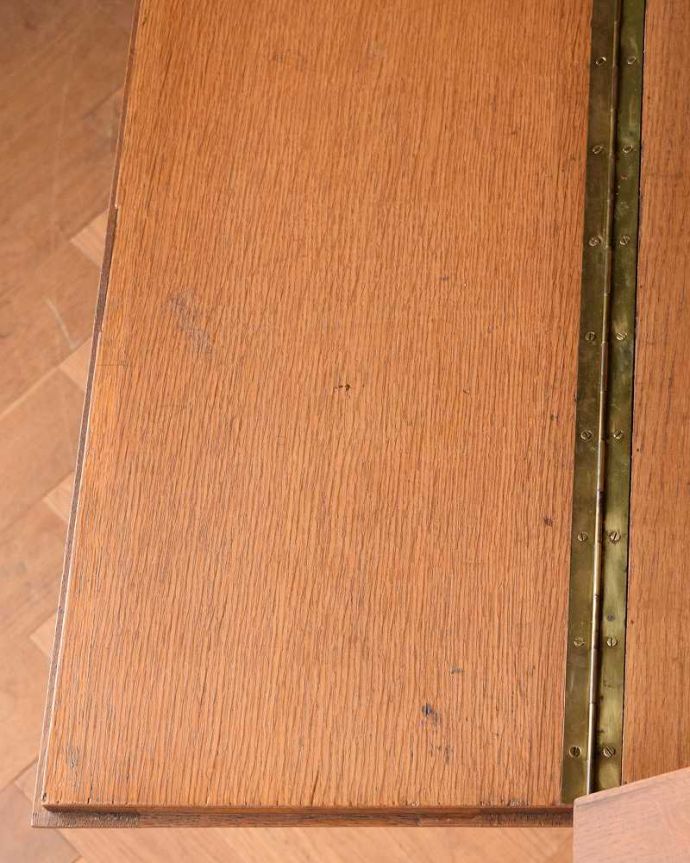 ビューロー　アンティーク家具　フランスで見つけた、彫刻も華やかなアンティークビューロー（デスク）。デスク部分を近くで見てみるとこんな感じでキレイにお直ししてあります。(j-2296-f)