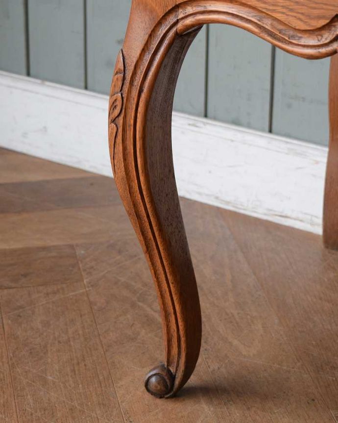 ビューロー　アンティーク家具　フランスで見つけた、彫刻も華やかなアンティークビューロー（デスク）。女性１人でラクラ運べちゃうんですHandleのアンティークは、脚の裏にフェルトキーパーをお付けしています。(j-2296-f)