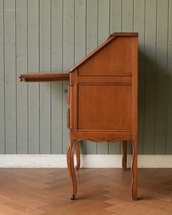 ビューロー　アンティーク家具　フランスで見つけた、彫刻も華やかなアンティークビューロー（デスク）。横から見ても素敵なんですもちろん横顔もフランス家具らしい美しさ。(j-2296-f)