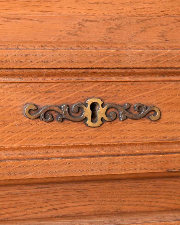 ビューロー　アンティーク家具　フランスで見つけた、彫刻も華やかなアンティークビューロー（デスク）。開くたびにワクワク鍵を使って引き出しを開きます。(j-2296-f)