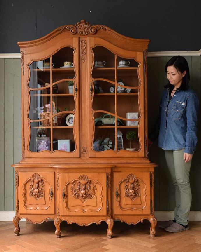 アンティークのキャビネット　アンティーク家具　フランスのゴージャスなアンティーク家具、食器棚や本棚にもなるガラスキャビネット 。置いた瞬間、フランスらしい優雅さフランスらしい彫が美しい大きなサイズのキャビネット。(j-2297-f)