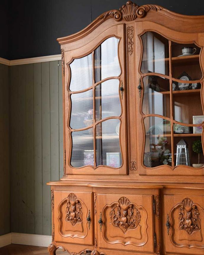 アンティークのキャビネット　アンティーク家具　フランスのゴージャスなアンティーク家具、食器棚や本棚にもなるガラスキャビネット 。ガラス扉からのぞいてみると･･･曲線で描かれたガラス面のデザインも女性らしく優雅。(j-2297-f)