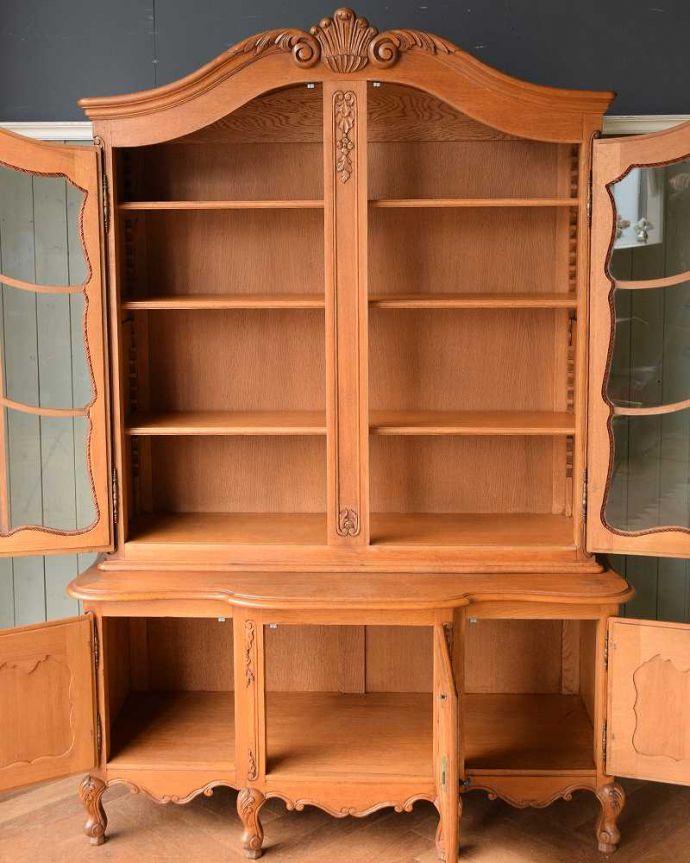 アンティークのキャビネット　アンティーク家具　フランスのゴージャスなアンティーク家具、食器棚や本棚にもなるガラスキャビネット 。美しさだけじゃない！たっぷり収納アンティーク家具にはめずらしい日本の食器棚と同じようなデザイン。(j-2297-f)