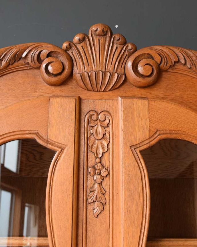 アンティークのキャビネット　アンティーク家具　フランスのゴージャスなアンティーク家具、食器棚や本棚にもなるガラスキャビネット 。優雅なデザインまだ機械が発達していない時代に、どうやって造ったんだろう･･･。(j-2297-f)