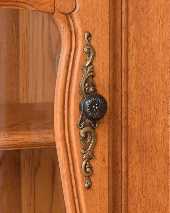 アンティークのキャビネット　アンティーク家具　フランスのゴージャスなアンティーク家具、食器棚や本棚にもなるガラスキャビネット 。取っ手にもフランスらしさ芸術的に美しいの取っ手。(j-2297-f)