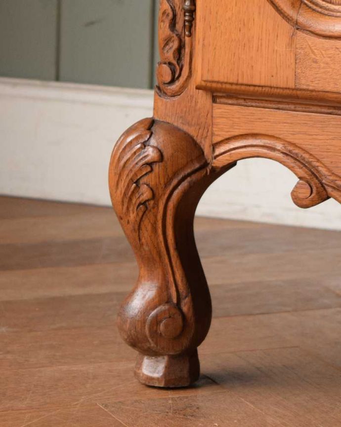 アンティークのキャビネット　アンティーク家具　フランスのゴージャスなアンティーク家具、食器棚や本棚にもなるガラスキャビネット 。女性1人でラクラク運べちゃう仕掛けHandleのアンティークは、脚の裏にフェルトキーパーをお付けしています。(j-2297-f)