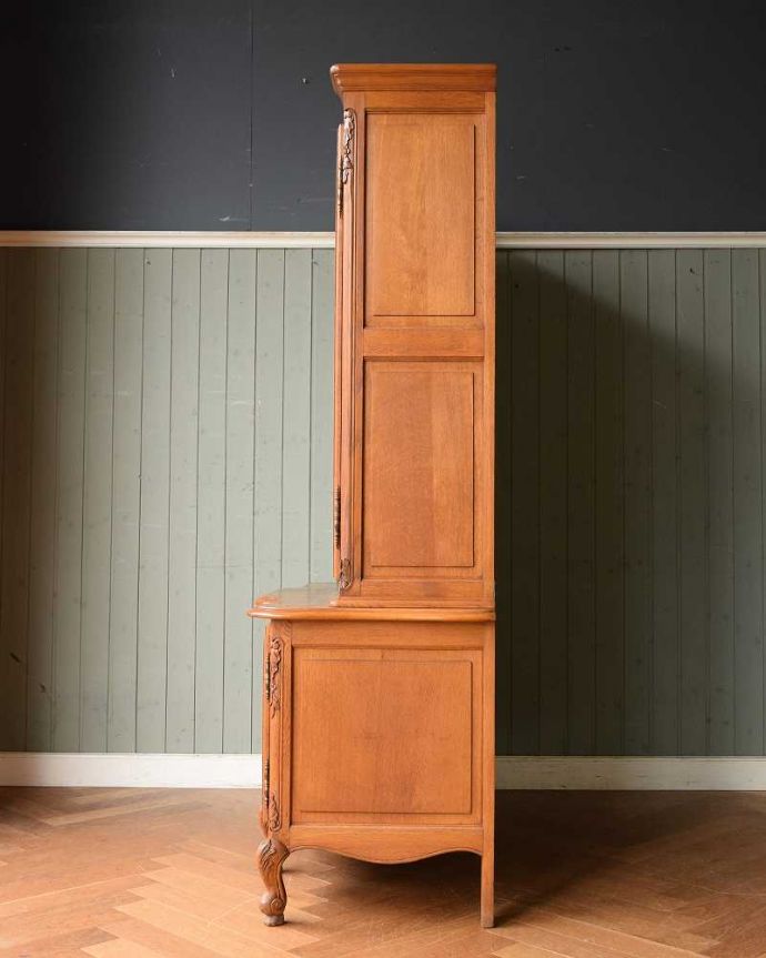 アンティークのキャビネット　アンティーク家具　フランスのゴージャスなアンティーク家具、食器棚や本棚にもなるガラスキャビネット 。横顔だって色っぽい180度どの角度から見ても完璧なフランスのキャビネット。(j-2297-f)