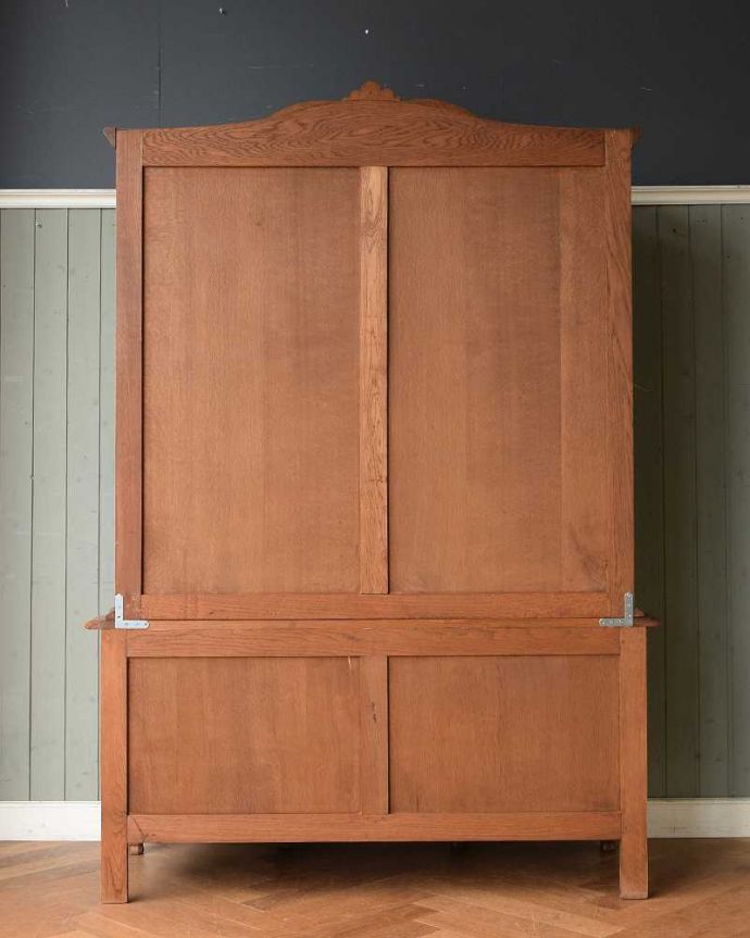 アンティークのキャビネット　アンティーク家具　フランスのゴージャスなアンティーク家具、食器棚や本棚にもなるガラスキャビネット 。もちろん後ろ姿もアンティークは新品ではないので経年変化によるキズはありますが、専門の職人がキレイにお直しをしているので、後ろ姿もキレイなんです。(j-2297-f)