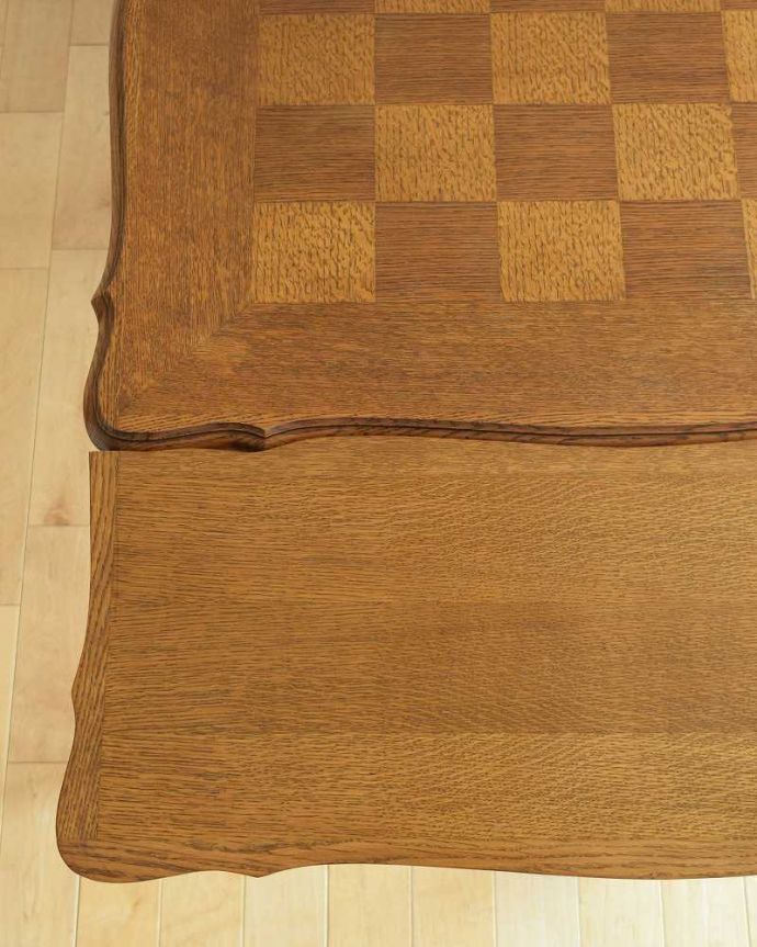 アンティークのテーブル アンティーク家具 アンティーク テーブル。近づいて見てみると、さらに美しい天板の模様天板の模様だけでもステキに見えちゃうフランスらしいテーブルを使えば、毎日の食事の時間がなんだかスペシャルになります。(j-2298-f)