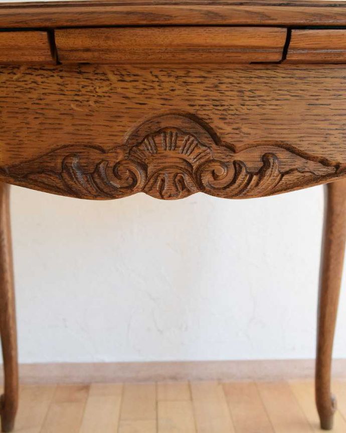 アンティークのテーブル アンティーク家具 アンティーク テーブル。フランスらしい彫りフランスらしさの象徴とも言える、優雅な彫りの装飾。(j-2298-f)