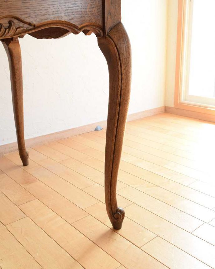 アンティークのテーブル アンティーク家具 アンティーク テーブル。持ち上げなくても移動できます!Handleのアンティークは、脚の裏にフェルトキーパーをお付けしていますので、持ち上げなくても床を滑らせて移動させることが出来ます。(j-2298-f)