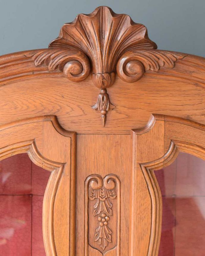 アンティークのキャビネット　アンティーク家具　フランスの豪華なアンティーク家具、優雅なフォルムのガラスキャビネット（食器棚） 。フランスらしい彫りフランスらしさの象徴とも言える、優雅な彫りの装飾。(j-2299-f)