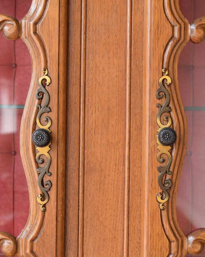 アンティークのキャビネット　アンティーク家具　フランスの豪華なアンティーク家具、優雅なフォルムのガラスキャビネット（食器棚） 。取っ手にもフランスらしさ芸術的に美しいの取っ手。(j-2299-f)