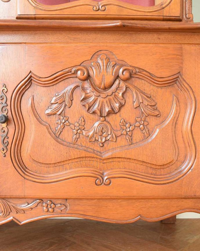 アンティークのキャビネット　アンティーク家具　フランスの豪華なアンティーク家具、優雅なフォルムのガラスキャビネット（食器棚） 。優雅なデザインまだ機械が発達していない時代に、どうやって造ったんだろう･･･。(j-2299-f)