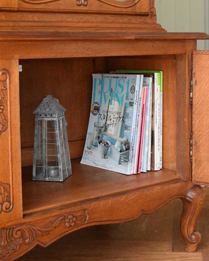 アンティークのキャビネット　アンティーク家具　フランスの豪華なアンティーク家具、優雅なフォルムのガラスキャビネット（食器棚） 。扉の中は収納たっぷりA4サイズの雑誌までしっかり収納出来ちゃう大きさ。(j-2299-f)