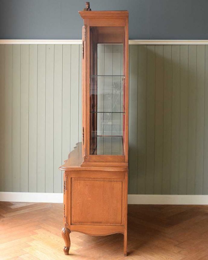 アンティークのキャビネット　アンティーク家具　フランスの豪華なアンティーク家具、優雅なフォルムのガラスキャビネット（食器棚） 。横顔だって色っぽい180度どの角度から見ても完璧なフランスのキャビネット。(j-2299-f)