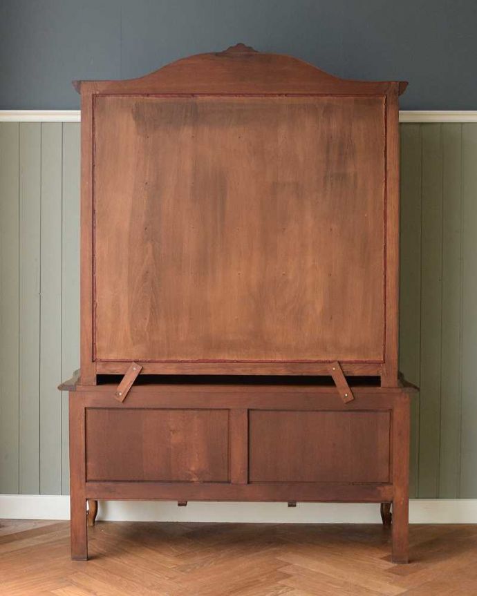 アンティークのキャビネット　アンティーク家具　フランスの豪華なアンティーク家具、優雅なフォルムのガラスキャビネット（食器棚） 。もちろん後ろ姿もアンティークは新品ではないので経年変化によるキズはありますが、専門の職人がキレイにお直しをしているので、後ろ姿もキレイなんです。(j-2299-f)