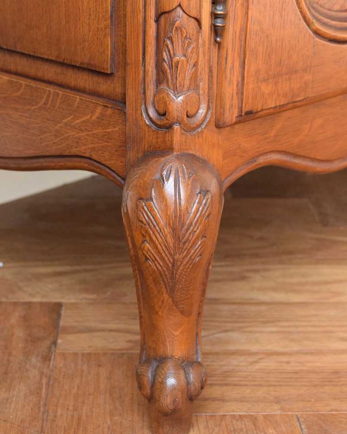 アンティークのキャビネット　アンティーク家具　フランスの豪華なアンティーク家具、優雅なフォルムのガラスキャビネット（食器棚） 。女性1人でラクラク運べちゃう仕掛けHandleのアンティークは、脚の裏にフェルトキーパーをお付けしています。(j-2299-f)