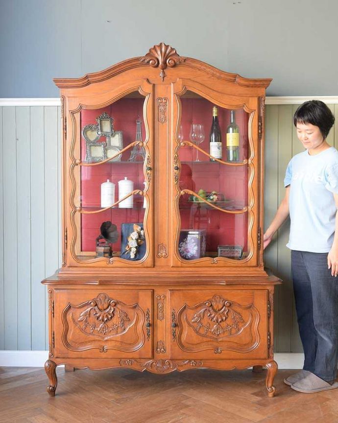 アンティークのキャビネット　アンティーク家具　フランスの豪華なアンティーク家具、優雅なフォルムのガラスキャビネット（食器棚） 。置いた瞬間、フランスらしい優雅さフランスらしい彫が美しい大きなサイズのキャビネット。(j-2299-f)
