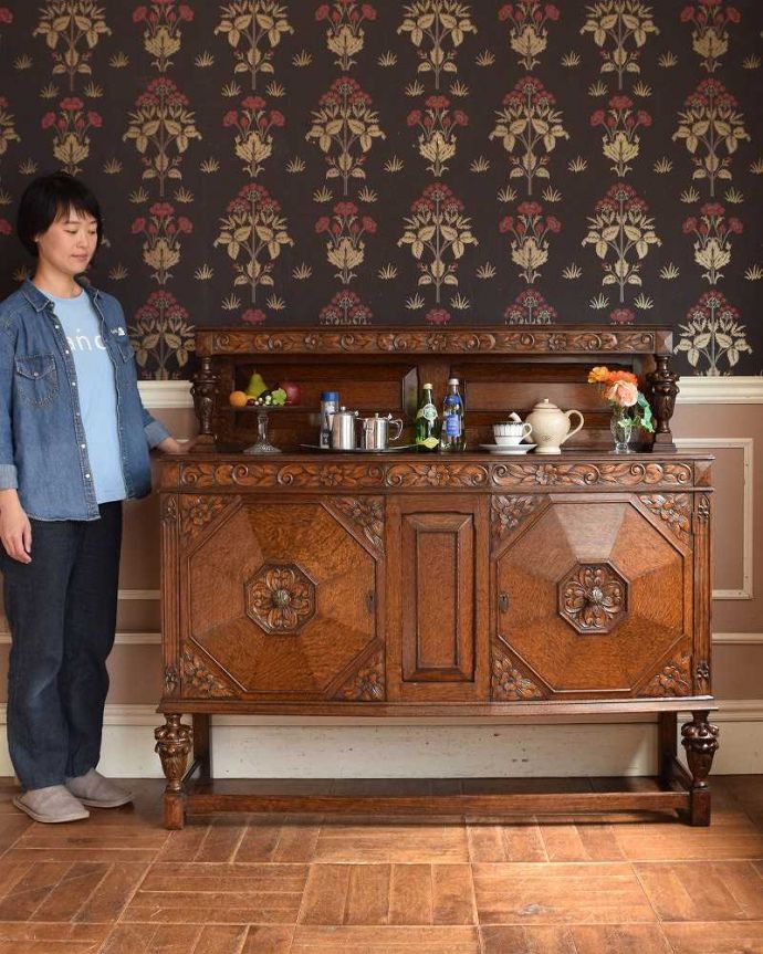 サイドボード　アンティーク家具　アンティークの英国家具、お花の彫刻が華やかな美しいサイドボード 。英国アンティーク家具らしい重厚なオトナの美しさ重厚感のあるドッシリとした雰囲気の彫がたっぷり入ったサイドボード、もともとはダイニングでサーブ用に使われていた家具です。(j-2300-f)