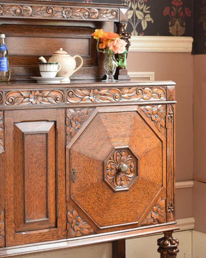 サイドボード　アンティーク家具　アンティークの英国家具、お花の彫刻が華やかな美しいサイドボード 。やっぱり魅力は英国らしい彫まだ機械が発達していない時代に、こんなに堅い木材をどうやって加工したんだろう？って不思議になるくらい細かい彫。(j-2300-f)