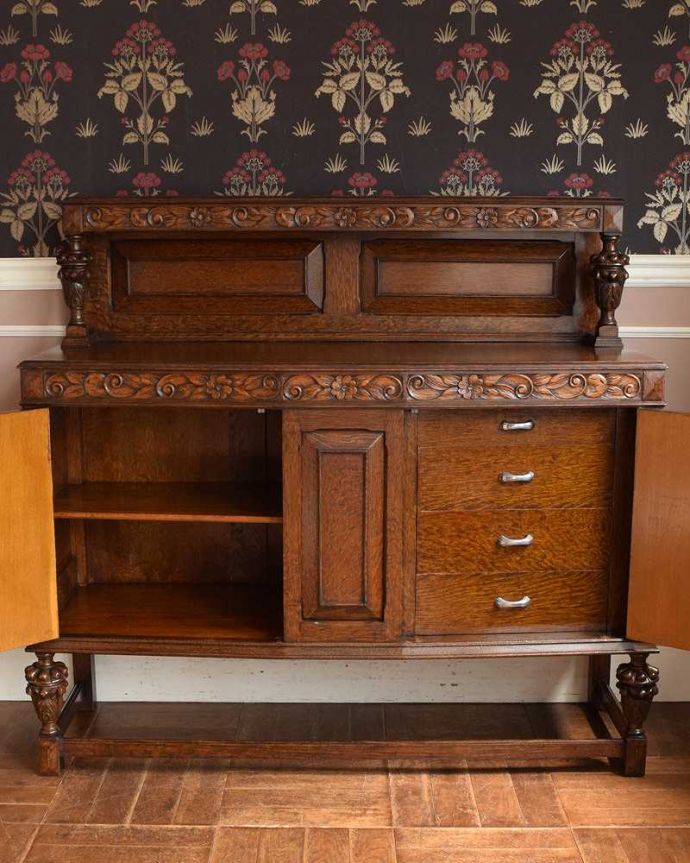 サイドボード　アンティーク家具　アンティークの英国家具、お花の彫刻が華やかな美しいサイドボード 。扉の奥にはたっぷりの収納。(j-2300-f)