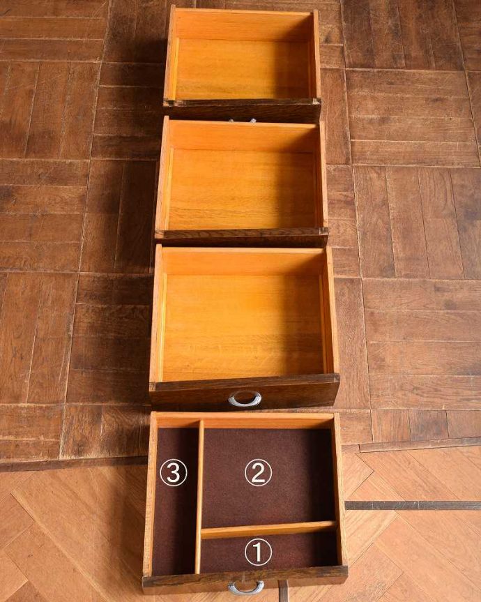 サイドボード　アンティーク家具　アンティークの英国家具、お花の彫刻が華やかな美しいサイドボード 。引き出しの中もキレイに修復しましたもともとカトラリーを入れて使っていた引き出し。(j-2300-f)