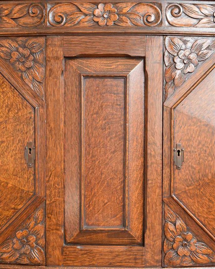 サイドボード　アンティーク家具　アンティークの英国家具、お花の彫刻が華やかな美しいサイドボード 。至る所に繊細な彫いろんな彫のデザインがありますが、個人的に美しいと思える女性らしく優雅なデザインを選んできました。(j-2300-f)