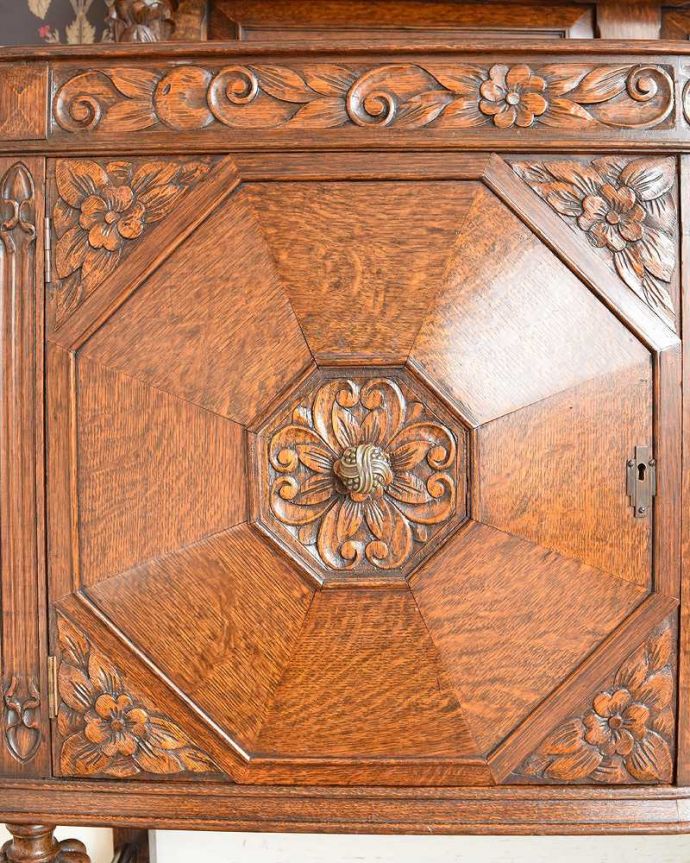 サイドボード　アンティーク家具　アンティークの英国家具、お花の彫刻が華やかな美しいサイドボード 。惚れ惚れするような美しさとっても堅い無垢材に一体どうやって彫っていったんでしょう？アンティークらしく細かい彫りを眺めているだけでうっとりしてしまいます。(j-2300-f)