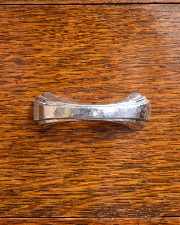 サイドボード　アンティーク家具　アンティークの英国家具、お花の彫刻が華やかな美しいサイドボード 。取っ手にまでアンティークらしさ時間の流れが感じられる凝ったデザインの味わい深い取っ手。(j-2300-f)