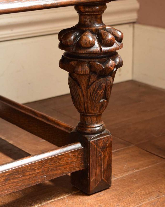 サイドボード　アンティーク家具　アンティークの英国家具、お花の彫刻が華やかな美しいサイドボード 。女性1人でラクラク運べちゃう仕掛けHandleのアンティークは、脚の裏にフェルトキーパーをお付けしています。(j-2300-f)