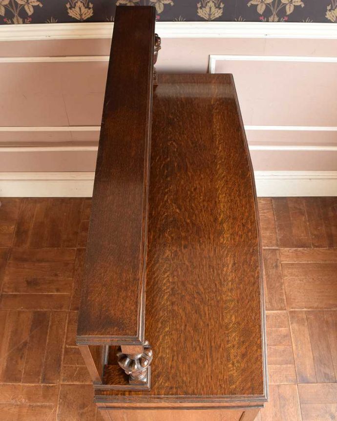 サイドボード　アンティーク家具　アンティークの英国家具、お花の彫刻が華やかな美しいサイドボード 。上から見てるとこんな感じです。(j-2300-f)