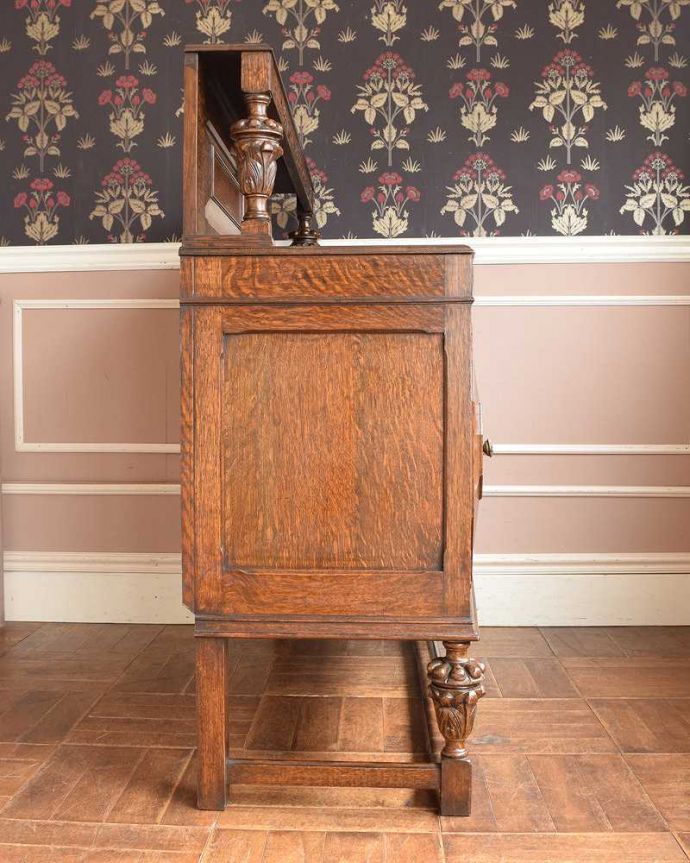 サイドボード　アンティーク家具　アンティークの英国家具、お花の彫刻が華やかな美しいサイドボード 。もちろん横から見てもステキ横顔にだって妥協しません。(j-2300-f)