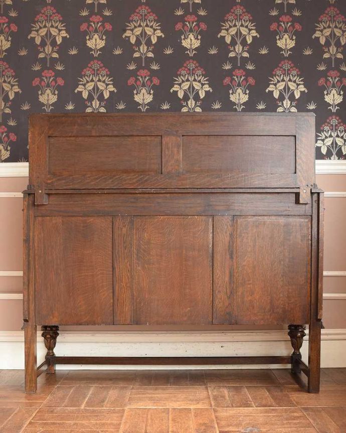 サイドボード　アンティーク家具　アンティークの英国家具、お花の彫刻が華やかな美しいサイドボード 。さらに後ろ姿もチェックアンティークは新品ではないので、もちろん経年変化によるキズはありますが、専門の職人がキレイに修復しました。(j-2300-f)
