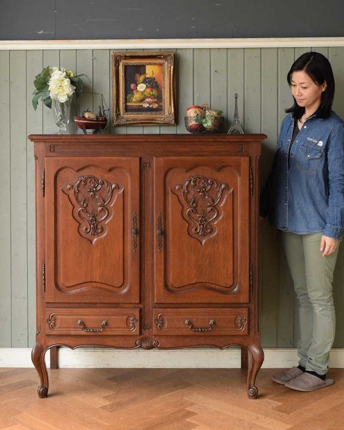 アンティークのキャビネット アンティーク家具 色も装飾もキレイなアンティーク家具、南フランスの彫が優雅なキャビネット。美しく優雅な雰囲気が漂うフランスらしいキャビネット誰が見ても女性らしいフォルムと美しい彫が自慢のキャビネット。(j-2301-f)