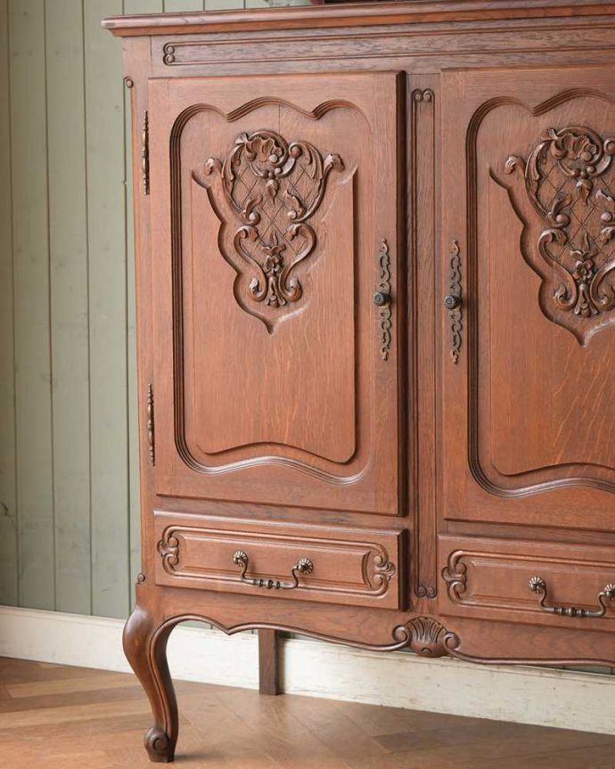 アンティークのキャビネット アンティーク家具 色も装飾もキレイなアンティーク家具、南フランスの彫が優雅なキャビネット。扉にはフランスらしく美しい彫真っ先に目に飛び込んでくる扉に施された彫はずっと眺めていたいくらいの美しさ。(j-2301-f)