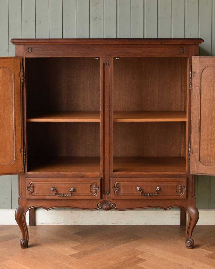 アンティークのキャビネット アンティーク家具 色も装飾もキレイなアンティーク家具、南フランスの彫が優雅なキャビネット。扉を開けて中を見ると・・・もちろん見た目だけではありません。(j-2301-f)