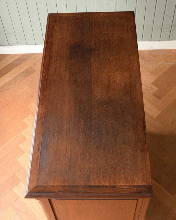 アンティークのキャビネット アンティーク家具 色も装飾もキレイなアンティーク家具、南フランスの彫が優雅なキャビネット。上から見てみると・・・もちろん、上から見てもキレイです。(j-2301-f)