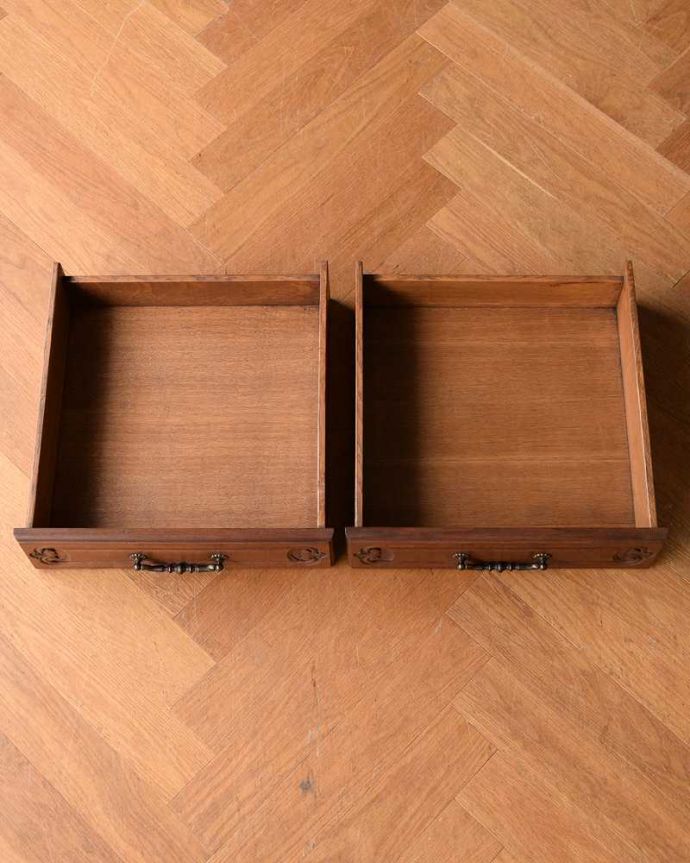 アンティークのキャビネット アンティーク家具 色も装飾もキレイなアンティーク家具、南フランスの彫が優雅なキャビネット。引き出しの中も、何を入れてもOKです。(j-2301-f)